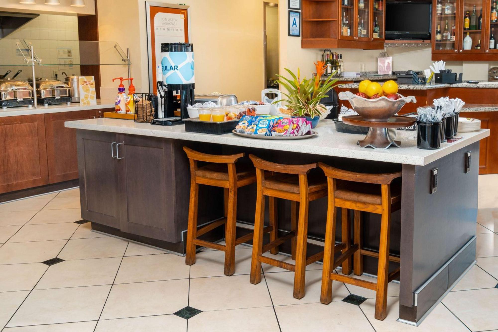 Hilton Garden Inn Ontario Rancho Cucamonga Extérieur photo